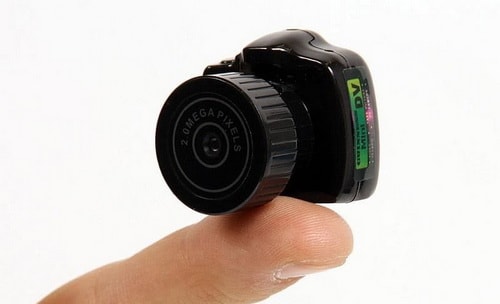 Мини камера скрытого видеонаблюдения в сравнении с пальцем руки